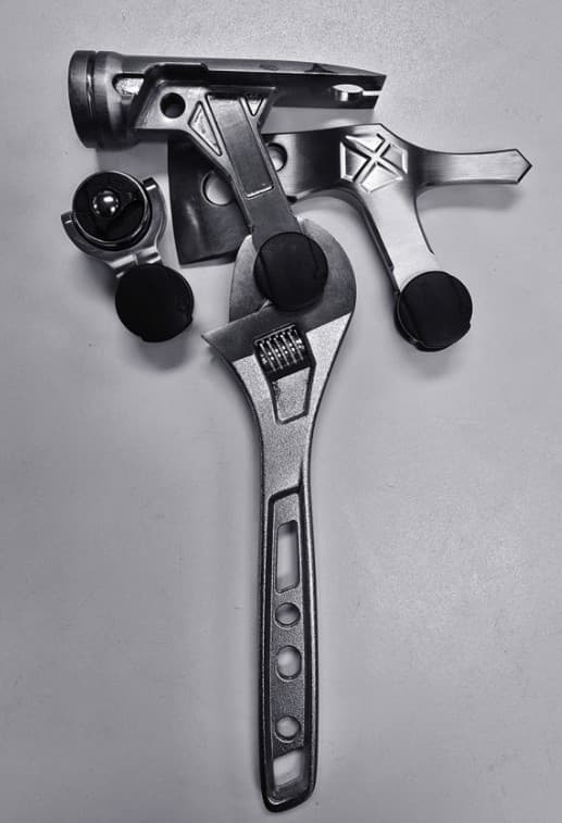 The MP-CET+ configuration: hatchet, hammer and ratchet heads assembled around a single adjustable wrench core